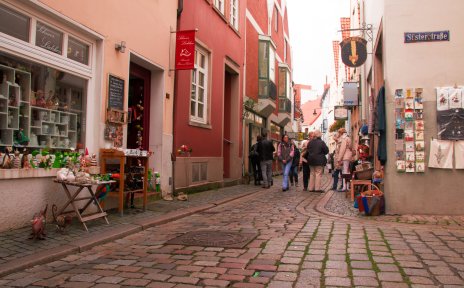 Eine Einkaufsstraße im Schnoor Eine Einkaufsstraße im Schnoor