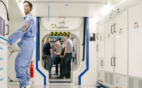 Besucher während einer Raumfahrt-Führung im Columbus-Modul bei Airbus Besucher während einer Raumfahrt-Führung im Columbus-Modul bei Airbus