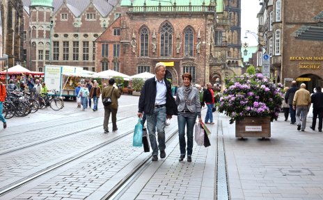 Pärchen mit Einkaufstüten in der Obernstraße (Quelle: CityInitiative Bremen Werbung e.V. ) Pärchen mit Einkaufstüten in der Obernstraße (Quelle: CityInitiative Bremen Werbung e.V. )