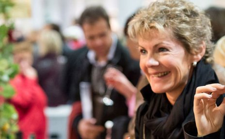 Zwei Frauen probieren Kostproben an einem Messestand Zwei Frauen probieren Kostproben an einem Messestand