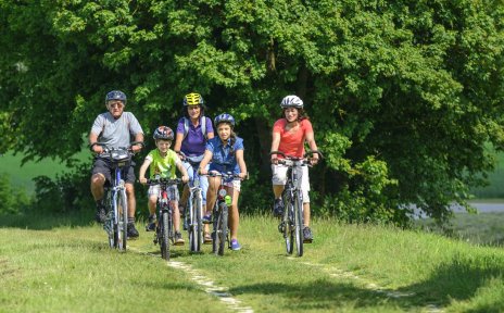 Drei Generationen machen einen Ausflug mit dem Rad; Quelle: fotolia / ARochau Drei Generationen machen einen Ausflug mit dem Rad; Quelle: fotolia / ARochau