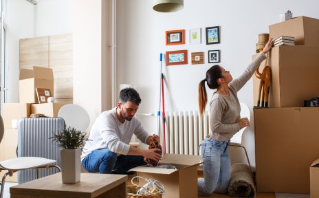 Ein junges Paar sortiert in einer Wohnung Dinge in Umzugskisten; Quelle: fotolia/SolisImages Ein junges Paar sortiert in einer Wohnung Dinge in Umzugskisten; Quelle: fotolia/SolisImages
