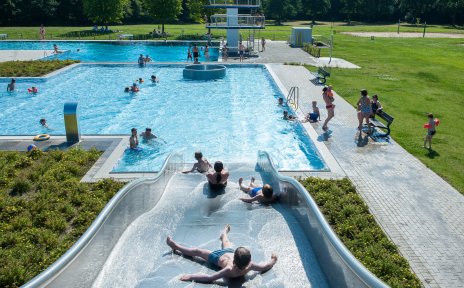 Blick eine Rutsche im Freibad Blumenthal herunter auf das Schwimmbecken. Blick eine Rutsche im Freibad Blumenthal herunter auf das Schwimmbecken.
