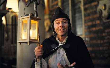 Ein als Nachtwächter verkleideter Schauspieler. Ein als Nachtwächter verkleideter Schauspieler.