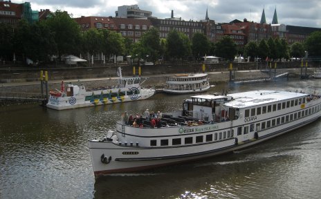 Das Fahrgastschiff Oceana in Fahrt auf der Weser. Das Fahrgastschiff Oceana in Fahrt auf der Weser.