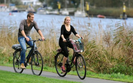 Ein Mann und eine Frau fahren Rad an der Weser; Foto: WFB Wirtschaftsförderung Bremen GmbH / Ingo Wagner Ein Mann und eine Frau fahren Rad an der Weser; Foto: WFB Wirtschaftsförderung Bremen GmbH / Ingo Wagner