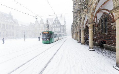Eine Straßenbahn fährt am schneebedeckten Marktplatz vorbei; Quelle: WFB/Hellmann Eine Straßenbahn fährt am schneebedeckten Marktplatz vorbei; Quelle: WFB/Hellmann