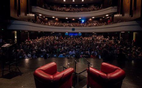 Ein voll besetzter Theatersaal. Ein voll besetzter Theatersaal.