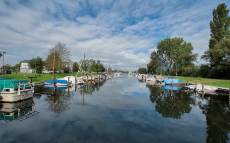 Ein Wasserlauf mit kleinen Booten zum Hemelinger Hafen. Ein Wasserlauf mit kleinen Booten zum Hemelinger Hafen.