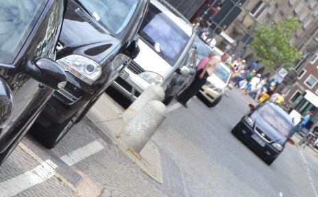 Autos parken in einer Reihe auf einem Parkstreifen; Quelle: bremen.online GmbH - MDR Autos parken in einer Reihe auf einem Parkstreifen; Quelle: bremen.online GmbH - MDR