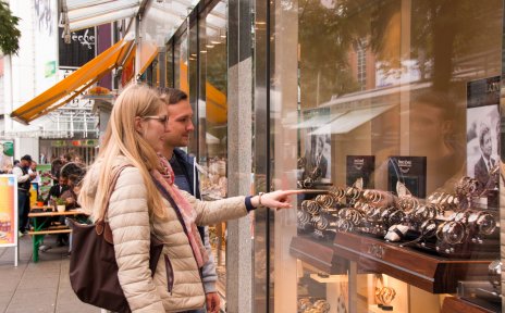 Ein Pärchen beim Schaufenster-Bummel Ein Pärchen beim Schaufenster-Bummel