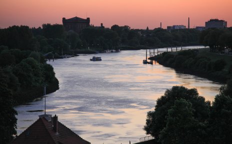 Ausblick auf die Weser in der Abenddämmerung Ausblick auf die Weser in der Abenddämmerung