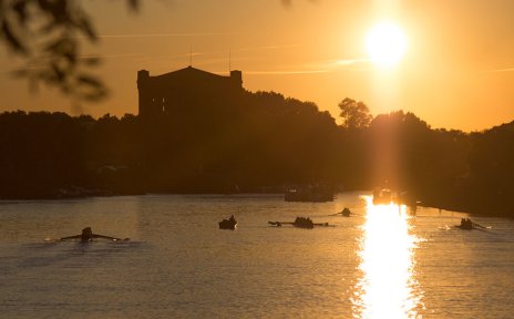 Die Sonne senkt sich über der Weser und taucht die Landschaft in goldenes Licht. Die Sonne senkt sich über der Weser und taucht die Landschaft in goldenes Licht.