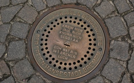 Das Bremer Loch ist ein Gullideckel mit einem Einwurfschlitz für Geldmünzen. Nach einigen Einwürfen ertönen die Geräusche der Stadtmusikanten. Das Bremer Loch ist ein Gullideckel mit einem Einwurfschlitz für Geldmünzen. Nach einigen Einwürfen ertönen die Geräusche der Stadtmusikanten.