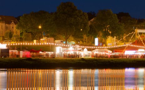 Blick auf festlich beleuchtete Festzelte zur Breminale an der Weser Blick auf festlich beleuchtete Festzelte zur Breminale an der Weser