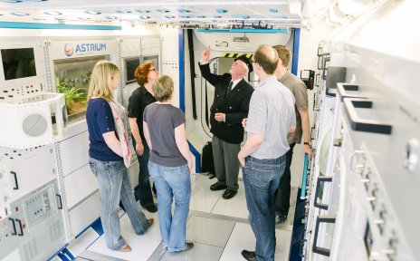 Eine Besuchergruppe erfährt im Modell des Columbus-Moduls bei Airbus Bremen viel Wissenswertes über das Leben im All Eine Besuchergruppe erfährt im Modell des Columbus-Moduls bei Airbus Bremen viel Wissenswertes über das Leben im All
