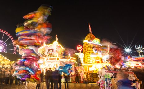 Beleuchtete Buden und Fahrgeschäfte auf dem abendlichen Bremer Freimarkt Beleuchtete Buden und Fahrgeschäfte auf dem abendlichen Bremer Freimarkt