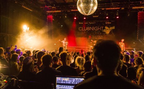 Die Bühne der Jazzahead Club Night ist zu sehen. Davor steht das Publikum und der Toningenieur. Die Bühne der Jazzahead Club Night ist zu sehen. Davor steht das Publikum und der Toningenieur.