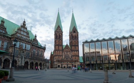 Blick vom Marktplatz aus Richtung Südost auf St. Petri Dom zwischen Rathaus und Bürgerschaft Blick vom Marktplatz aus Richtung Südost auf St. Petri Dom zwischen Rathaus und Bürgerschaft