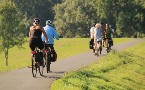 Fahrradfahrer auf dem Habenhauser Deich Fahrradfahrer auf dem Habenhauser Deich