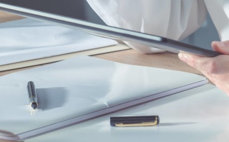 Zwei Personen in einem Beratungsgespräch mit einem Tablet Zwei Personen in einem Beratungsgespräch mit einem Tablet