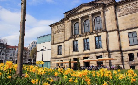 Blick auf die Kunsthalle Bremen im Frühling, im Vordergrund Narzissen Blick auf die Kunsthalle Bremen im Frühling, im Vordergrund Narzissen