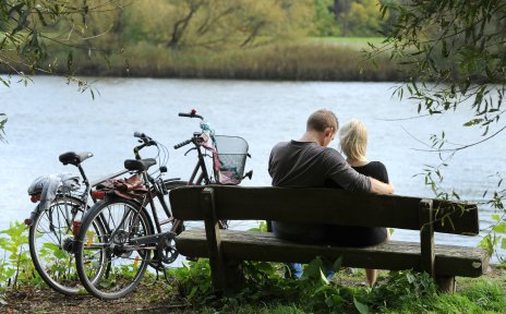 Ein Paar sitzt auf einer Bank an der Lesum Ein Paar sitzt auf einer Bank an der Lesum