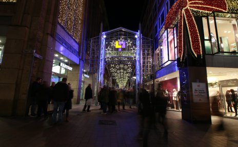 Blick auf die weihnachtlich beleuchtete Lloydpassage in der Bremer Innenstadt Blick auf die weihnachtlich beleuchtete Lloydpassage in der Bremer Innenstadt