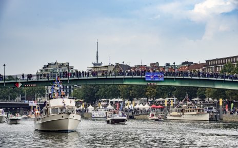 Zu sehen sind Boote während der Schiffsparade bei der Maritimen Woche auf der Weser. Zu sehen sind Boote während der Schiffsparade bei der Maritimen Woche auf der Weser.
