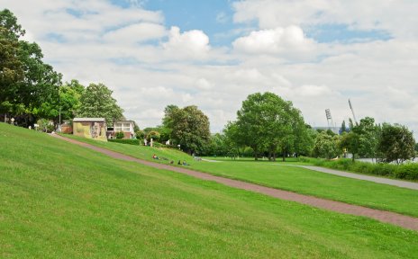 Blick auf den Osterdeich an der Weser, grüne Wiese im Vordergrund, weiter hinten das Weser-Stadion Blick auf den Osterdeich an der Weser, grüne Wiese im Vordergrund, weiter hinten das Weser-Stadion
