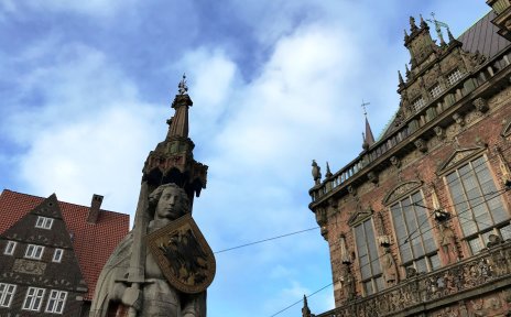 Der Roland und eine Ecke des Bremer Rathauses vor blauem Himmel Der Roland und eine Ecke des Bremer Rathauses vor blauem Himmel