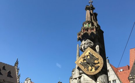 Der Roland vor dem historischen Gebäudeensemble auf dem Bremer Marktplatz Der Roland vor dem historischen Gebäudeensemble auf dem Bremer Marktplatz