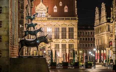 Blick auf die Bremer Stadtmusikanten bei Nacht vor dem Hintergrund des beleuchteten Marktplatzes mit dem Schütting. Blick auf die Bremer Stadtmusikanten bei Nacht vor dem Hintergrund des beleuchteten Marktplatzes mit dem Schütting.