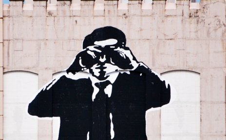 Street Art: überdimensionale schwarz-weiße Männerfigur auf Fassade eines Bunkers Street Art: überdimensionale schwarz-weiße Männerfigur auf Fassade eines Bunkers