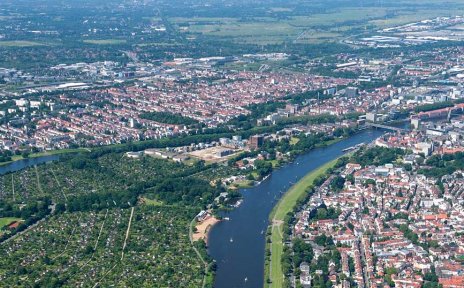 Luftaufnahme von Bremen zeigt die Gegend um Weser-Stadion und Weser Luftaufnahme von Bremen zeigt die Gegend um Weser-Stadion und Weser