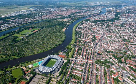 Luftaufnahme von Bremen zeigt die Gegend um Weser-Stadion und Weser Luftaufnahme von Bremen zeigt die Gegend um Weser-Stadion und Weser