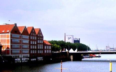 Blick die Weser entlang, linker Hand das Gebäude der Weserburg. Blick die Weser entlang, linker Hand das Gebäude der Weserburg.