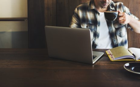 Bild von einem Mann mit Laptop in einem Café Bild von einem Mann mit Laptop in einem Café