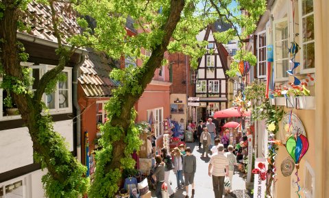 Blick in eine belebte Gasse im Schnoor. Blick in eine belebte Gasse im Schnoor.