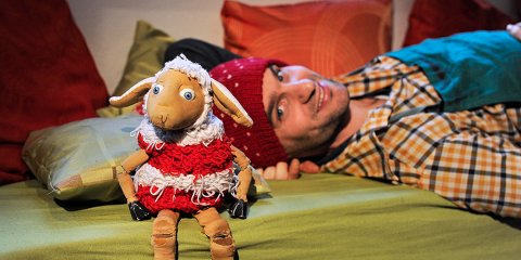 Ein Porträt eines Schauspielers des Figurentheater Mensch Puppe mit einer Schafsfigur. Ein Porträt eines Schauspielers des Figurentheater Mensch Puppe mit einer Schafsfigur.
