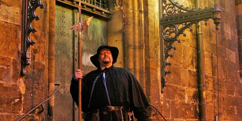 Ein kostümierter Nachtwächter der im Rahmen der StattReise vor dem Dom steht. Ein kostümierter Nachtwächter der im Rahmen der StattReise vor dem Dom steht.