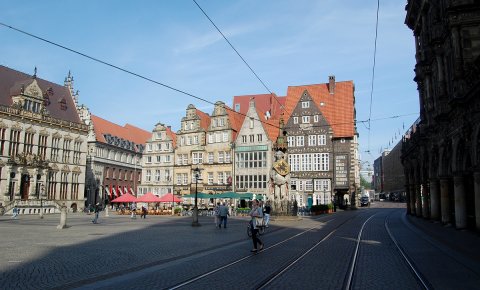 Passanten rund um den historischen Marktplatz in Bremens Stadtmitte. Passanten rund um den historischen Marktplatz in Bremens Stadtmitte.