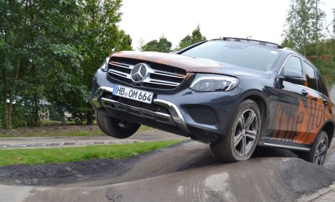 Ein Geländewagen auf der Teststrecke: Das rechte Vorderrad hängt in der Luft. Ein Geländewagen auf der Teststrecke: Das rechte Vorderrad hängt in der Luft.