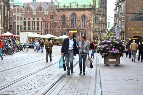 Pärchen mit Einkaufstüten in der Obernstraße (Quelle: CityInitiative Bremen Werbung e.V. ) Pärchen mit Einkaufstüten in der Obernstraße (Quelle: CityInitiative Bremen Werbung e.V. )