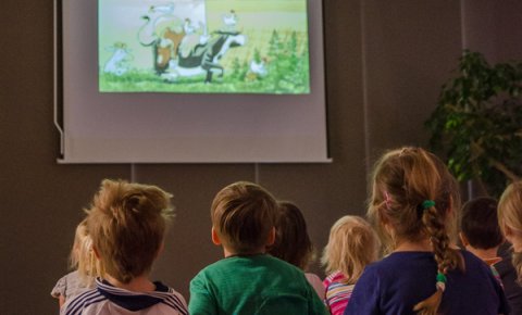 BilderBuchKino in der Stadtbibliothek Bremen (Foto: Stadtbibliothek Bremen) BilderBuchKino in der Stadtbibliothek Bremen (Foto: Stadtbibliothek Bremen)