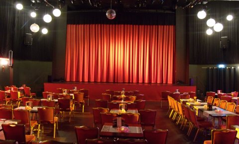 Der leere Theatersaal in schönem Licht und vor dem großen roten Vorhang. Der leere Theatersaal in schönem Licht und vor dem großen roten Vorhang.