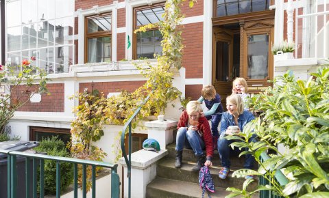 Zwei Frauen und zwei Kinder sitzen auf einer Treppe in einem Hauseingang; Quelle: WFB/Thomas Hellmann Zwei Frauen und zwei Kinder sitzen auf einer Treppe in einem Hauseingang; Quelle: WFB/Thomas Hellmann