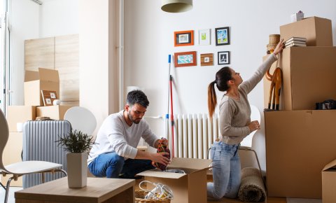 Ein junges Paar sortiert in einer Wohnung Dinge in Umzugskisten; Quelle: fotolia/SolisImages Ein junges Paar sortiert in einer Wohnung Dinge in Umzugskisten; Quelle: fotolia/SolisImages