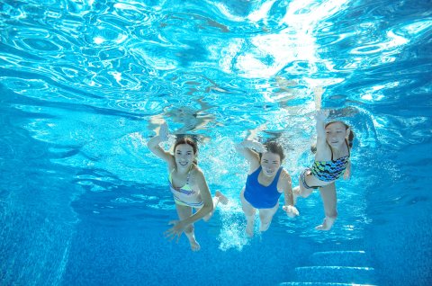 Eine Frau und zwei Mädchen aus der Unterwasserperspektive in einem Schwimmbad fotografiert. fotolia / Iuliia Sokolovska Eine Frau und zwei Mädchen aus der Unterwasserperspektive in einem Schwimmbad fotografiert. fotolia / Iuliia Sokolovska