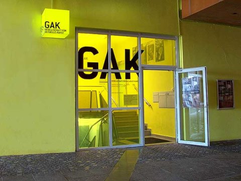 Der in gelb gehaltene Eingangsbereich zur GAK - Gesellschaft für Aktuelle Kunst Der in gelb gehaltene Eingangsbereich zur GAK - Gesellschaft für Aktuelle Kunst